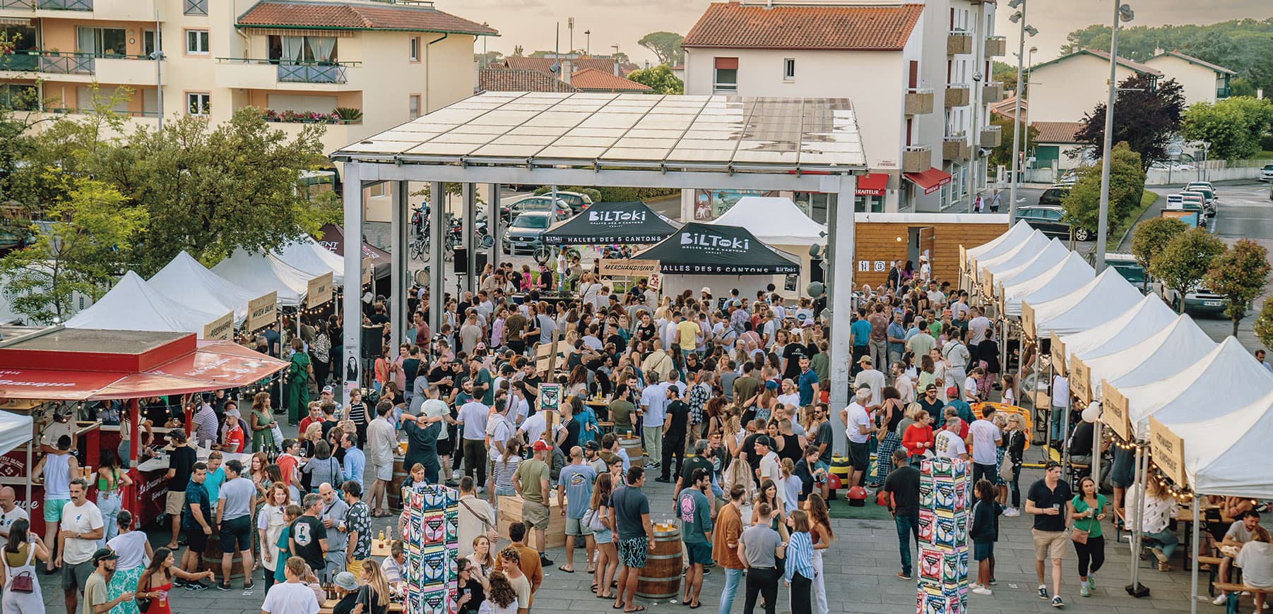 Scène de vie locale devant les Halles Biltoki – Visuel représentatif intégré dans la refonte du site internet