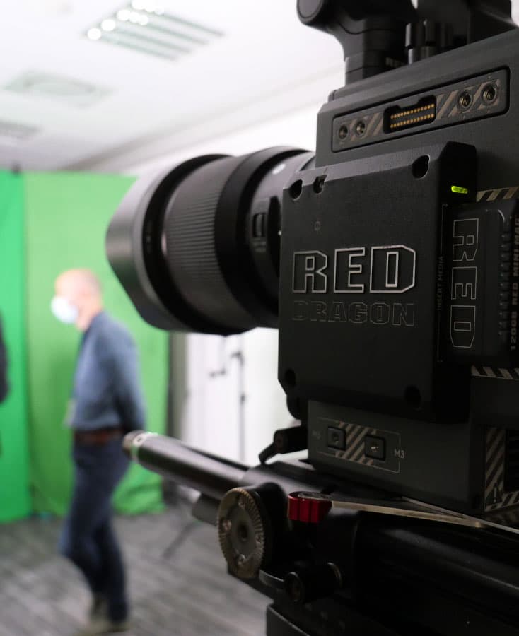Une caméra cinéma numérique RED devant un fond vert
